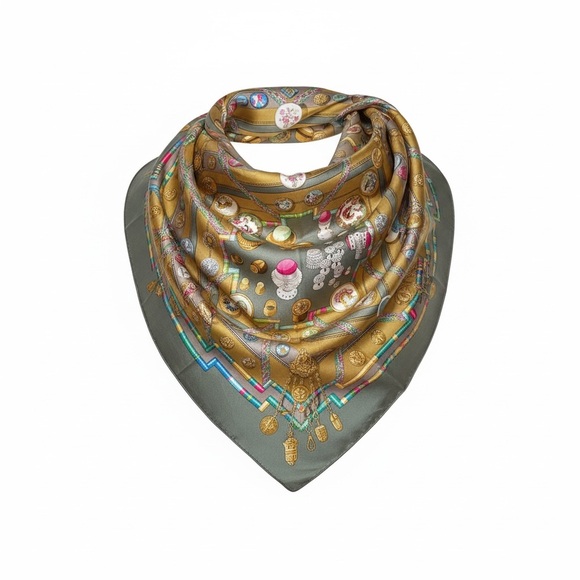 Hermès "Petit Main" (or "Couvée d'Hermès") silk scarf in Olive Multicolor - Picture 2 of 9